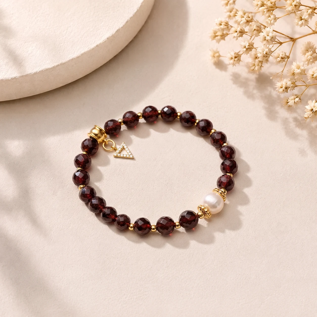 Garnet Doğal Taş & İnci Detaylı Gold Charm Bileklik